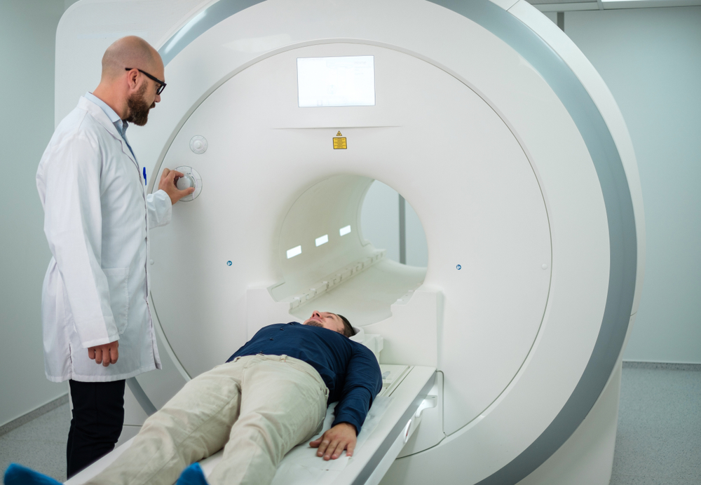 Een patiënt krijgt een MRI van de rug.