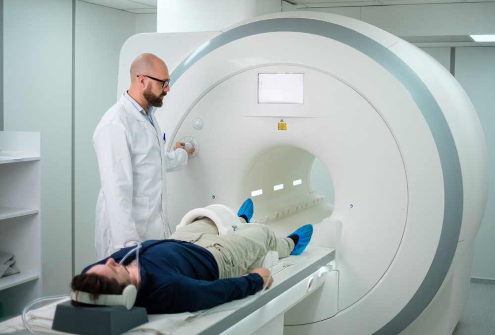 Een patiënt krijgt een MRI van de knie.