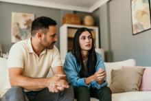 Een man en een vrouw praten over seks