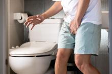 Iemand staat bij een wc en moet steeds plassen door blaasontsteking