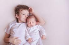 Kind en baby die prikkels en druppels tegen ziektes kunnen krijgen.