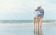 Twee mensen kijken uit over de zee en denken na over het einde van hun leven