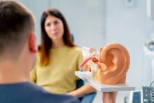 Iemand die slecht hoort, bezoekt een arts of een hoor-expert