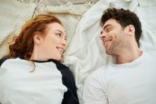 vrouw en man denken na over natuurlijke methode om niet zwanger te worden