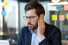 man heeft oorsuizen-tinnitus