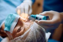 iemands oog wordt verdoofd met oogdruppels