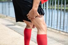 man met sportblessure grijpt naar hamstring