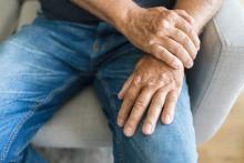 iemand houdt met de rechterhand de linkerpols vast