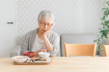 vrouw heeft speekselsteen tijdens eten