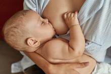 Een moeder geeft een baby borstvoeding