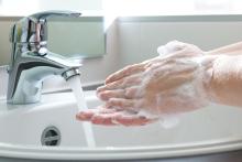 handen wassen onder de kraan