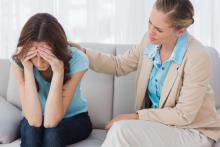 jonge vrouw op een bank