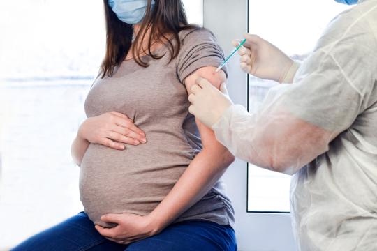 Zwangere vrouw krijgt prik tegen corona (vaccinatie)