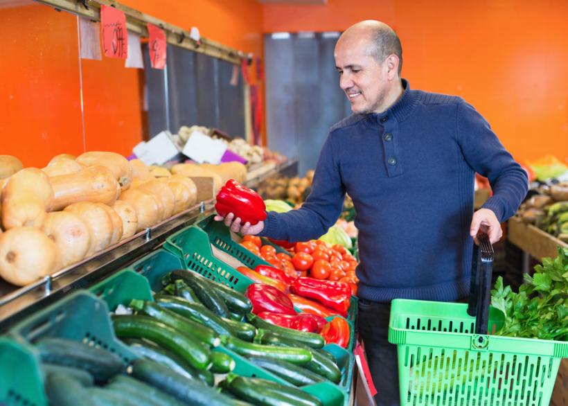 Iemand doet boodschappen voor gezond eten