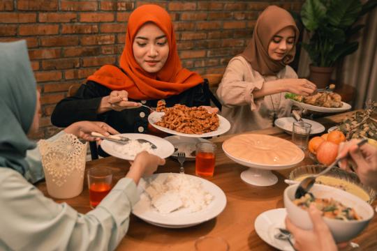 Familie eet na zonsondergang tijdens ramadan