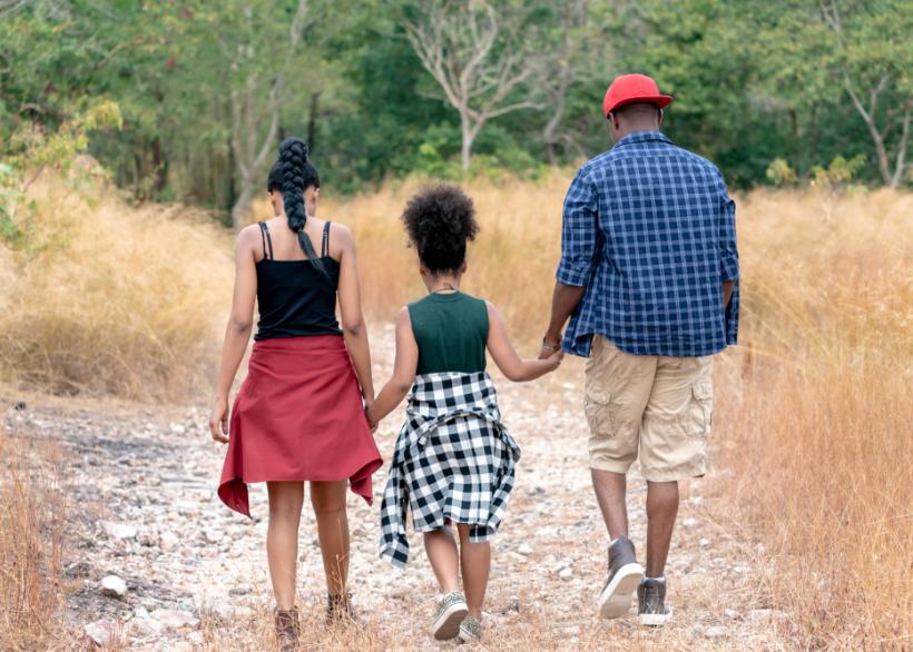 Een gezin in het bos heeft kans op teken en de ziekte van Lyme