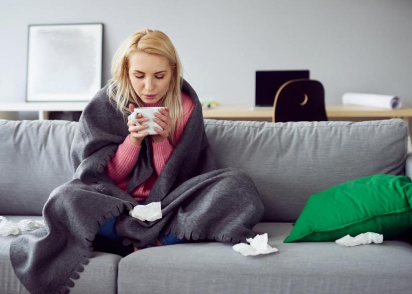 Vrouw met griep op bank