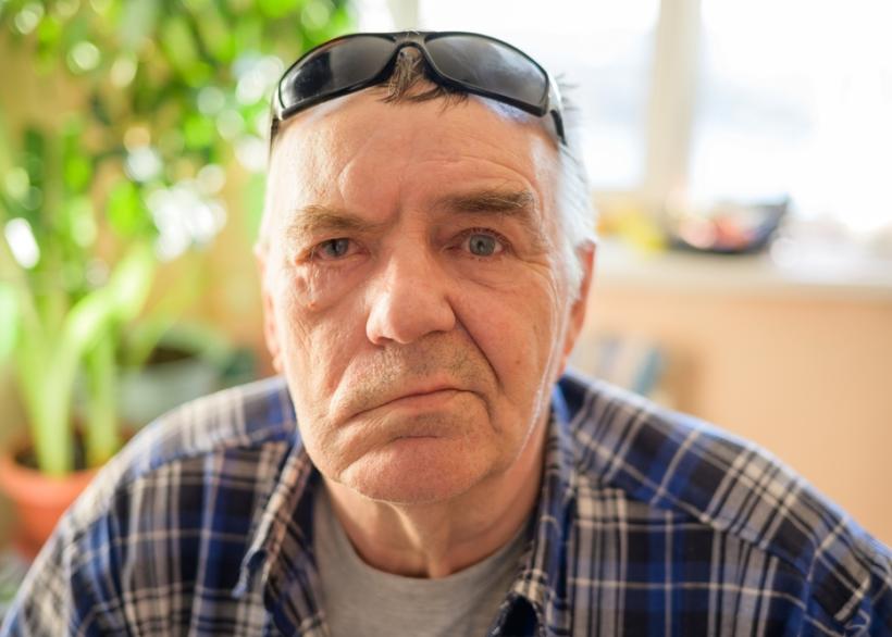 Iemand met hangende mondhoek door een beroerte