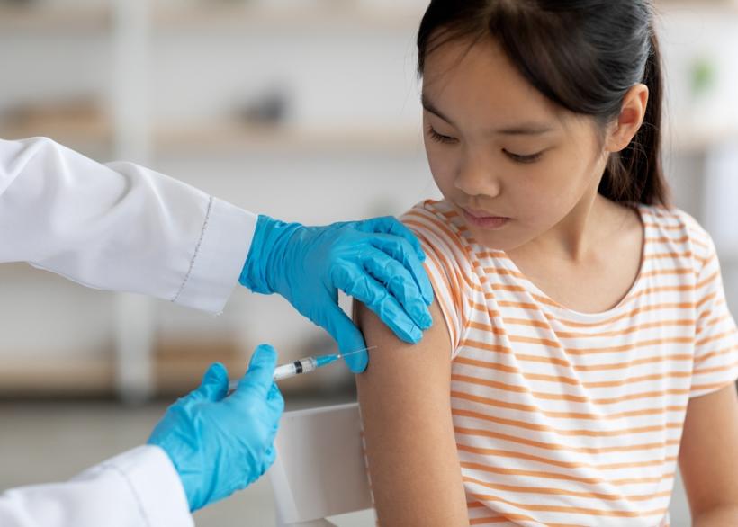Een kind krijgt een prik tegen een ziekte