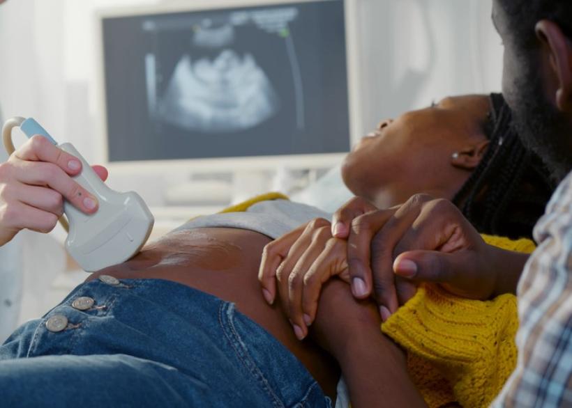 Een koppel krijgt een echo van de baby in de buik