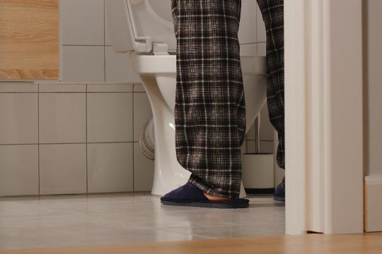 Man bij wc heeft problemen met plassen