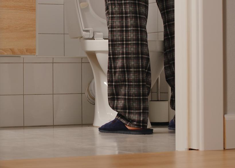 Man bij wc heeft problemen met plassen