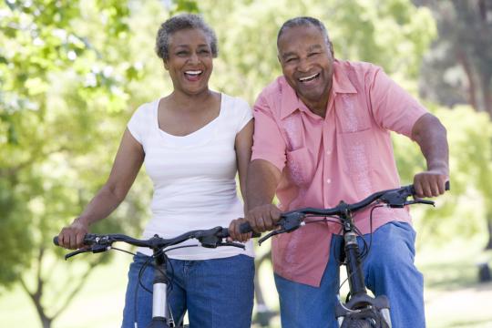 ouder echtpaar fietsen