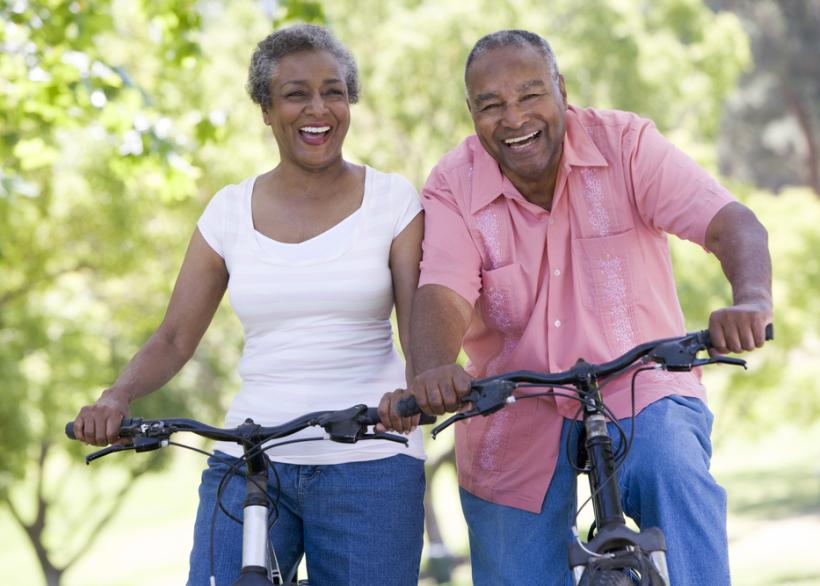 ouder echtpaar fietsen