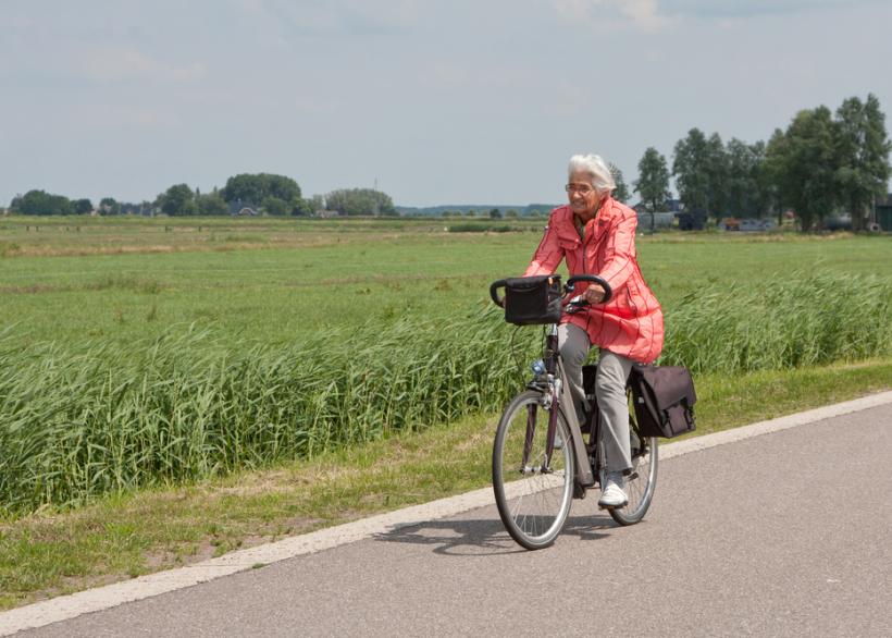 oudere vrouw op fiets