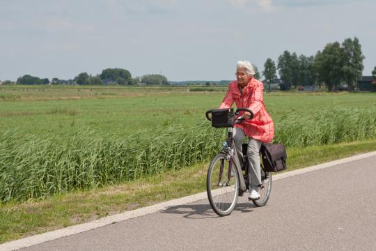 oudere vrouw op fiets