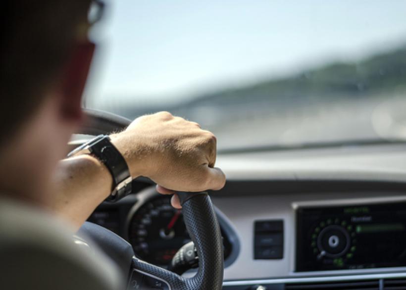 man achter stuur in auto