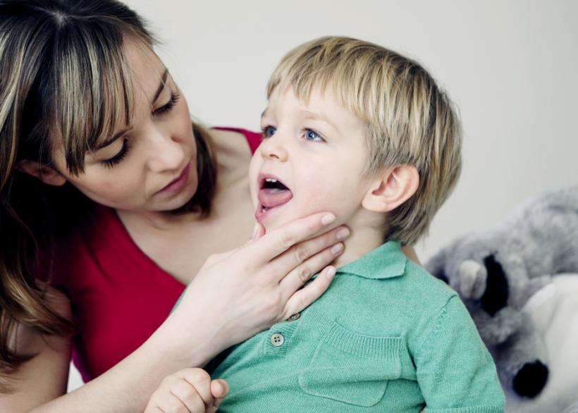 kind met keelpijn