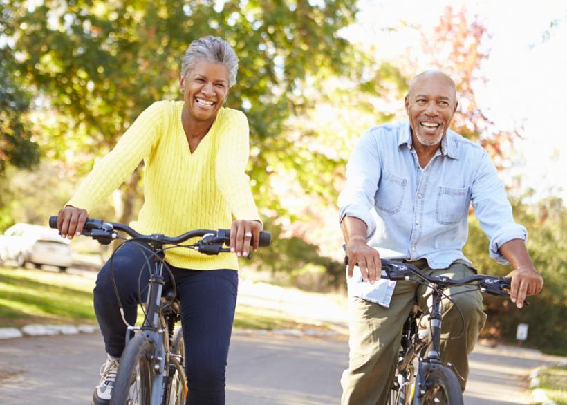 senioren fietsend