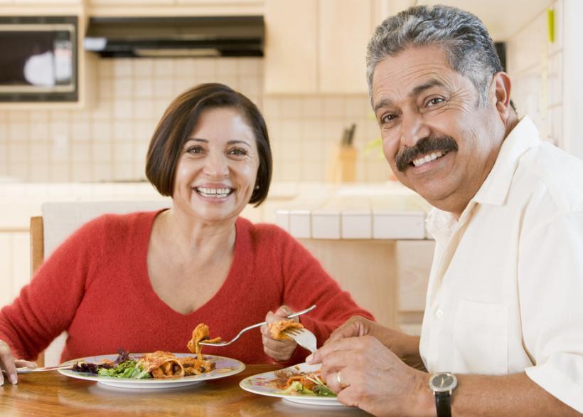 echtpaar aan het eten