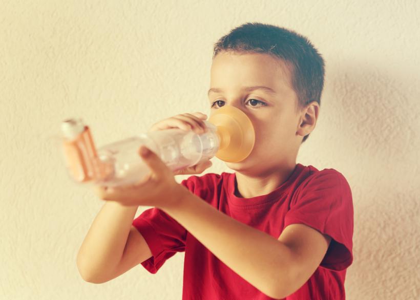 Kind ademt astma-medicijnen in door een verstuiver met voorzetkamer