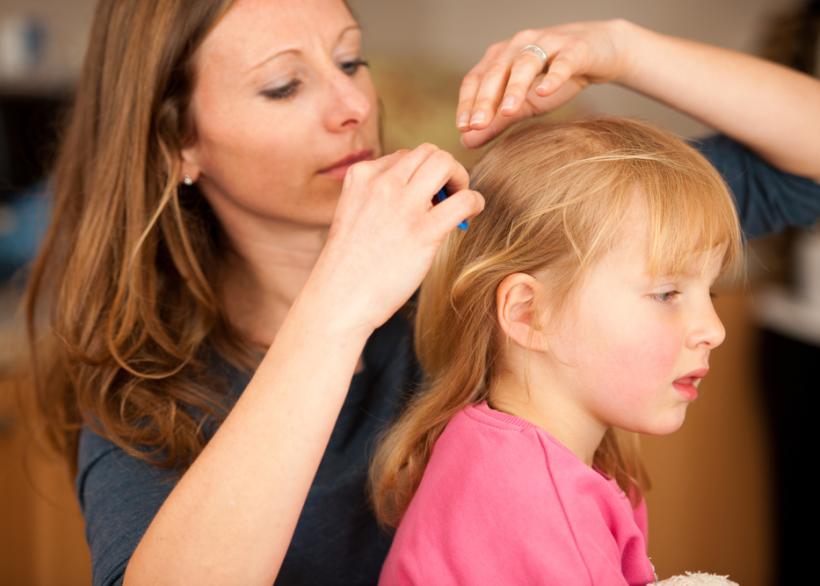 Moeder kamt haar van dochter
