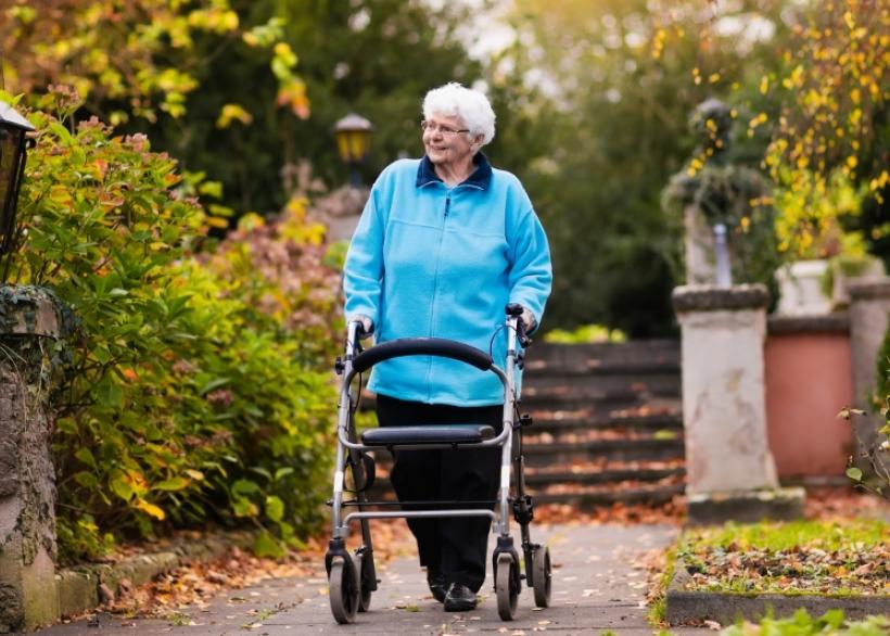 vrouw met rollator