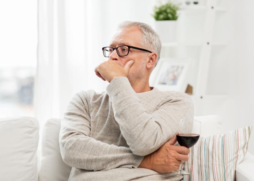 man met wijn