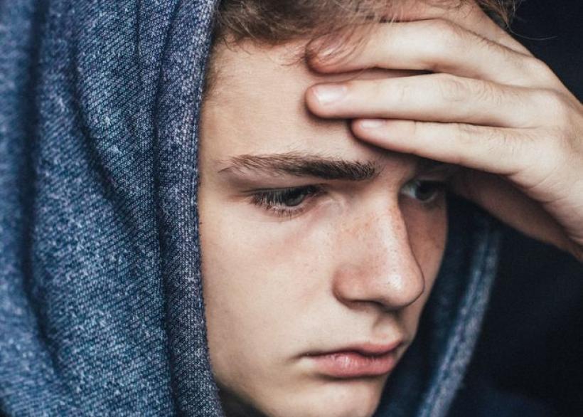 Sombere jongen met capuchon op