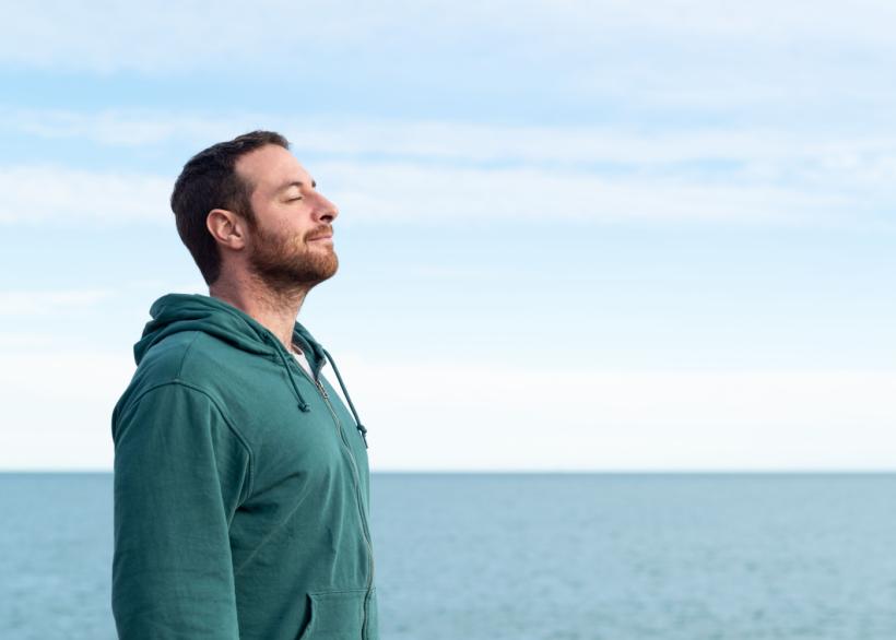 man ademt frisse lucht