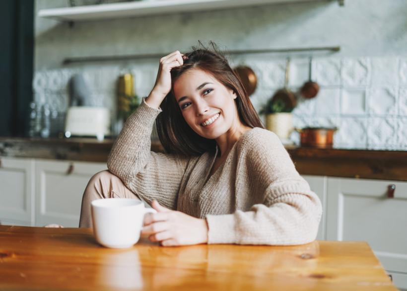 vrolijke jonge vrouw drinkt 1 maand geen alcohol
