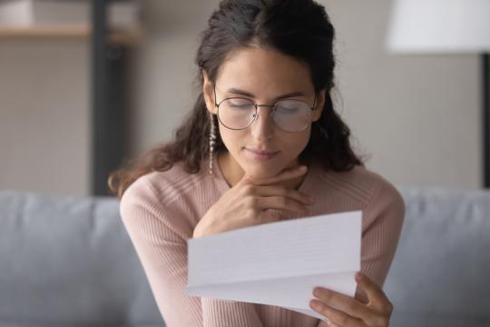 Vrouw leest uitnodiging voor uitstrijkje voor hpv en baarmoederhalskanker
