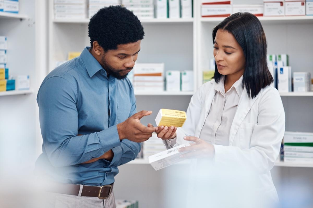 Apotheker en patient bespreken wisselen naar ander merk medicijn