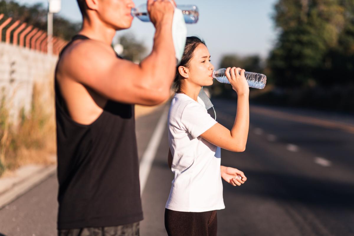 sportieve mensen drinken water in de zon