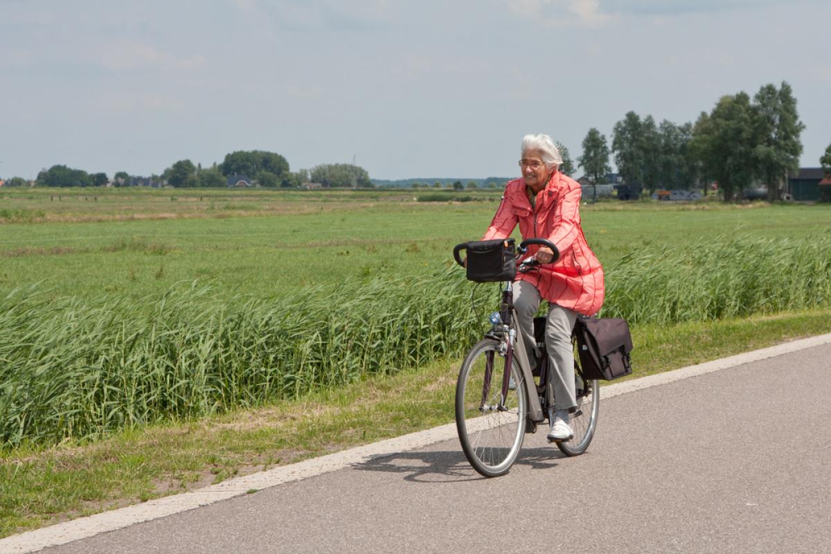 oudere vrouw op fiets