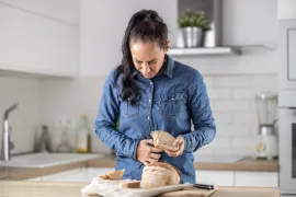Een vrouw met coeliakie krijgt buikpijn als ze brood met gluten eet