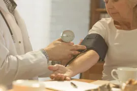 Arts meet bloeddruk bij vrouw die lage bloeddruk heeft