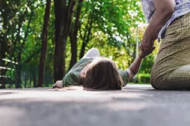 Iemand met epilepsie ligt op de grond