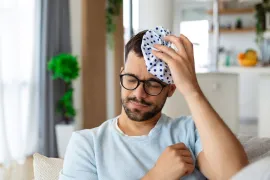 man met ijszak na val of klap op het hoofd