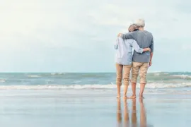 Twee mensen kijken uit over de zee en denken na over het einde van hun leven